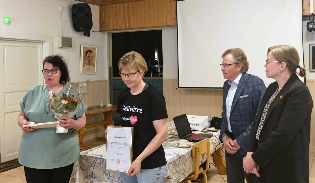 Väliviirteen puheenjohtaja ja sihteeri vastaanottamassa Vuoden kylä -palkintoa.